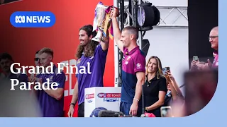 Nerves and excitement hit Melbourne as fans soak in AFL grand final parade | ABC NEWS