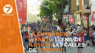 The "Children’s Parade" fills the streets of Torrent with joy