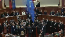 Përplasje fizike në Kuvend/ Deputetët e PD-së ndezin tymuese e flakadanë