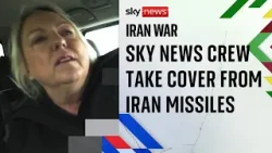 В Израиле водители бросают свои машины и ищут укрытие под звуки сирен воздушной тревоги.