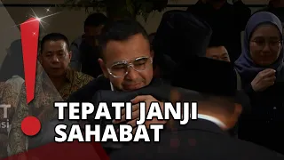 Touching Moment as Raffi Ahmad Hugs Late Olga Syahputra's Father, Full of Tears
