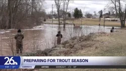 Рыбаки забрасывают удочки на реку Ист-Твин в преддверии сезона ловли форели.