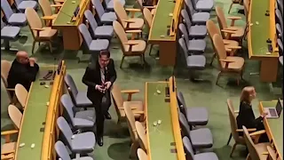 Η στιγμή που η τούρκικη αντιπροσωπεία αποχώρησε κατά την ομιλία του ΠτΔ