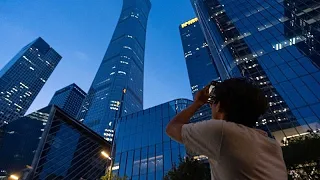 China: pequeno avião embate no edifício mais alto de Pequim