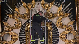 This is how the solemn lowering of the painting of the Virgin of the Dove was experienced