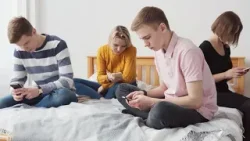 Kaum Offline: Handy ist „Alltags-Droge“