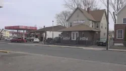 Двое мужчин получили ножевые ранения возле бара в Хартфорде во время утренней драки.