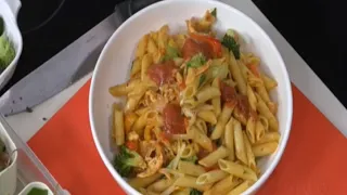 Chef enseña en televisión cómo preparar una pasta toscana con albahaca fresca y queso parmesano