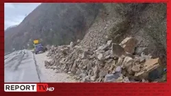 Moti i keq/ Inerte në aksin Tepelenë-Gjirokastër, rrëshqitja e dherave bllokon Buzin Moti i keq/ Inerte në aksin Tepelenë-Gjirokastër, rrëshqitja e dherave bllokon Buzin