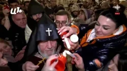 Գարեգին Երկրորդը Ճրագալույցի պատարագից հետո օրհնել է հավատավոր ժողովրդին և բաժանել սուրբ կրակը