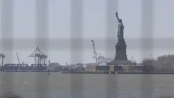 Жители Нью-Йорка недовольны «клеткой» вокруг Статуи Свободы.