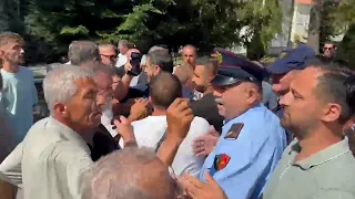 Protesta kundër territoriales në Maliq/ Organizatorët sulmojnë gazetarët