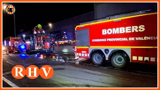 Un incendi afecta dues empreses del polígon industrial de Montserrat