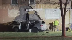 Автомобиль врезался в здание в Ниагара-Фолс и разрушил часть стены.