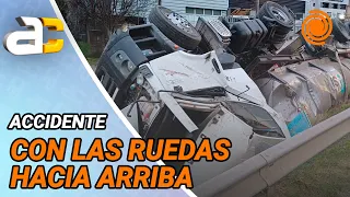 TRIPLE CHOQUE Y VUELCO: un camión terminó en una zanja en la ruta E-53