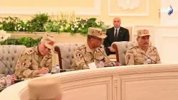 الرئيس السيسي يجتمع بوزير الدفاع ورئيس الأركان وعدد من قادة القوات المسلحة بالعاصمة الإدارية
