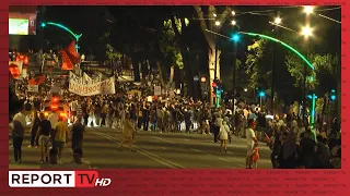Përfundojnë fjalimet para Kryeministrisë, protestuesit nisin marshimin në rrugët e Tiranës