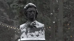 NO COMMENT | DEPUNERE DE FLORI LA BUSTUL MARELUI POET MIHAI EMINESCU