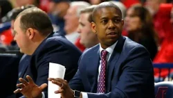 Университет штата Северная Каролина официально назначил Джастина Гейни новым главным тренером муж...