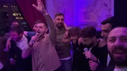 საქართველოს ნაკრების ბიჭების სიმღერა "თეატრალურ კვარტეტთან" ერთად რესტორანში, გამარჯვების შემდეგ