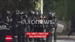 Shpërthim live! Çfarë po digjet para Kryeministrisë? Nuk ndalen molotovët