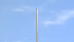 Retiran la bandera de España de la plaza de Colón tras romperse por el temporal en Madrid