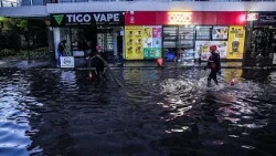 Santiago’da dolu, sel ve elektrik kesintileri yaşamı felç etti
