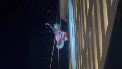 Altamura, la Befana è acrobatica: si cala dall'edificio della Banca popolare di Puglia e Basilicata