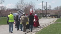 Протест "Служанок Нью-Йорка" прошел у центра содержания под стражей в Батавии. Протест "Служанок Нью-Йорка" прошел у центра содержания под стражей в Батавии.