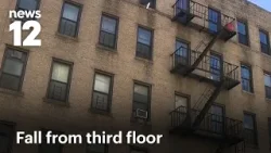 Пятилетний мальчик получил травмы при падении с пожарной лестницы в Бронксе.