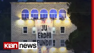 Protestuesit në katin e dytë të Politeknikut, po vendosin banderolën