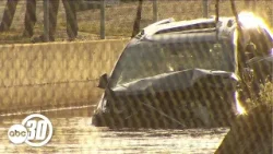 Женщина и 9-летний сын погибли в результате аварии, в которой автомобиль упал в канал в центре Фр...