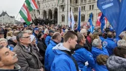 A közvetlen államfőválasztásért tüntetnek ellenzéki pártok a Kossuth téren