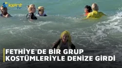 BİR GRUP KOSTÜMLERİYLE DENİZE GİRDİ