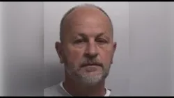 Полиция сообщает, что директор дома престарелых в Теннесси обвиняется в краже из комнат жильцов. Полиция сообщает, что директор дома престарелых в Теннесси обвиняется в краже из комнат жильцов.