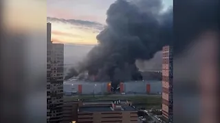 Attacco di droni ucraini provoca un grande incendio in magazzini a San Pietroburgo