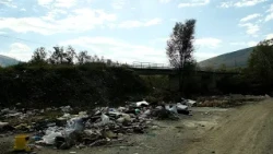 Mbeturina të shumta përgjatë urës në fshatin Shishman të Gjakovës