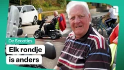 De Scooties rijden de hele middag rondjes tijdens de rotondeles 💃