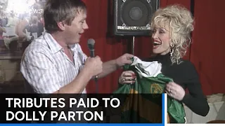 Tributes paid to country music icon Dolly Parton at Kerry pub | RTÉ News
