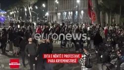 Autoboti me ujë po afrohet drejt protestuesve! Gazetarja: Situatë e tensionuar!