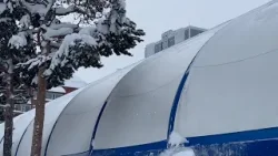 Что произошло. 17.02.26.  В Югре под снегом, упавшим с крыши спорткомплекса, погиб ребенок