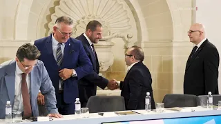 F’LAQGĦA MAL-MHRA FUQ IL-BAĠIT