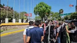 Normalistas reprochan al gobierno priorizar líder criminal sobre los 43 de Ayotzinapa