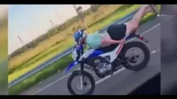 Video capta a motociclista realizando maniobras temerarias en ruta PY02