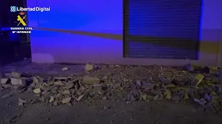 Guardias civiles ayudan a vecinos afectados por el terremoto en Granada