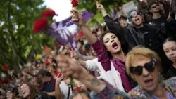 Milhares de portugueses desceram a Avenida da Liberdade para assinalar os 50 anos do 25 de Abril