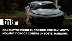 Driver loses control on wet pavement and crashes into a pole in Managua