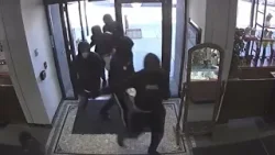 Video shows suspects waving weapons, smashing glass in Toronto jewelry store robbery