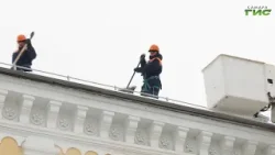 В Самаре продолжаются работы по очистке кровель от снега и наледи