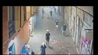 Il raid degli ultras irrompe con violenza nella movida genovese - Il video